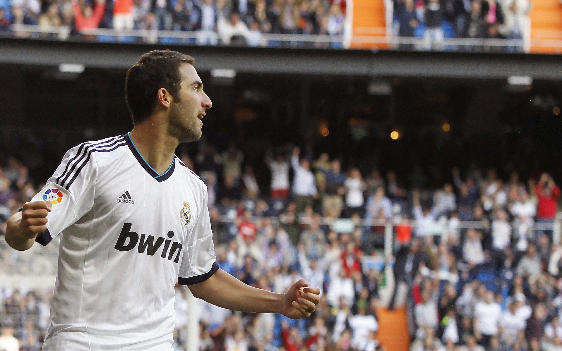 爱游戏大厅-英超战火不断：精彩镜头层出不穷！，英超战术分析